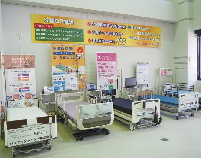 护理生产力提高综合咨询中心的常设展示厅。 （上）转移支持设备（下）床+监控装置