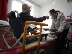 新华视评丨莫让网络“黄昏恋”卷走老人“养老钱”